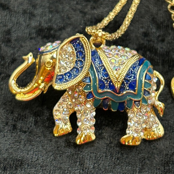 Betsey Johnson Navy and Teal Royal Elephant Pendant Neklace - Picture 1 of 5